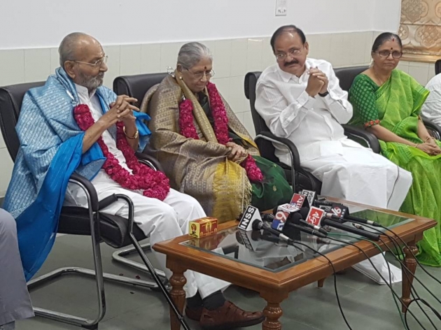 విశ్వనాథ్‌ దంపతులకు వెంకయ్యనాయుడు సన్మానం