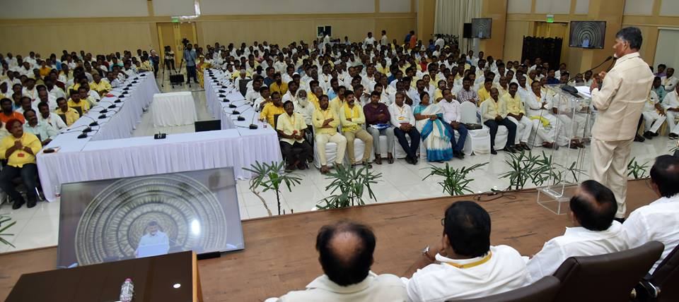 టిడిపి జెండా మోసింది కార్యకర్తలే