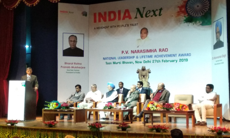 మన్మోహన్ కు పీవీ జీవన సాఫల్య పురస్కారం