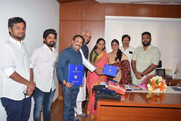 పెళ్లిచూపులు బృందాన్ని అభినందించిన కవిత