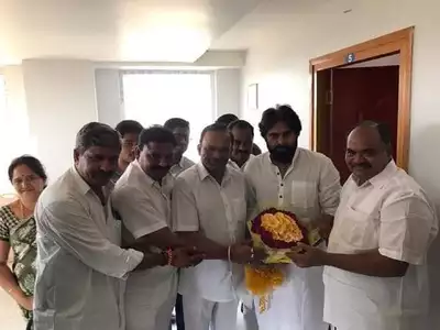 పవన్ తో టీడీపీ ఎమ్మెల్సీ భేటీ