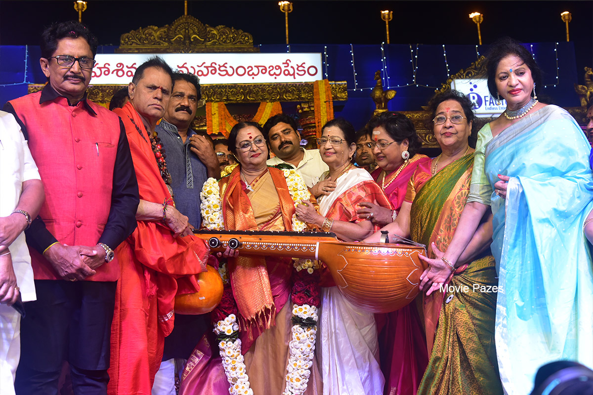 విశ్వనట సామ్రాజ్జి బిరుదును అందుకున్న సరోజాదేవి