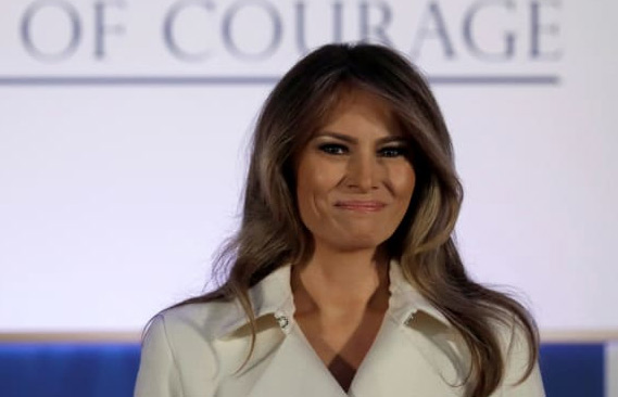 ట్రంప్ ను విమర్శించిన జర్నలిస్టుకు అవార్డు రద్దు