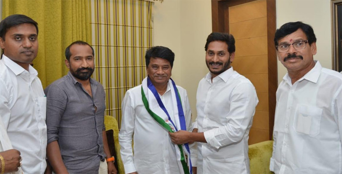 వైఎస్ఆర్ కాంగ్రెస్ పార్టీలో చేరిన మెట్టు గోవింద రెడ్డి