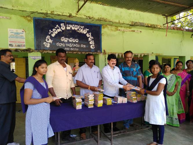 వసుధ ఫౌండేషన్ వారి ఆధ్వర్యంలో విద్యార్థినిలకు పెన్నులను అందించారు