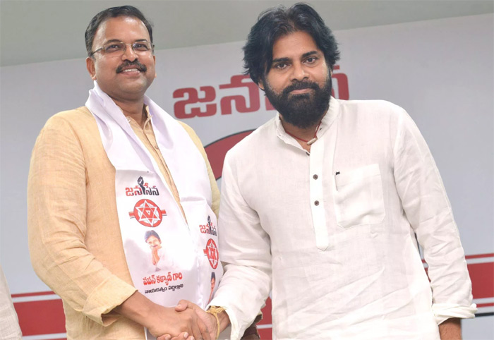 జనసేనలో చేరిన సీబీఐ మాజీ డైరెక్టర్