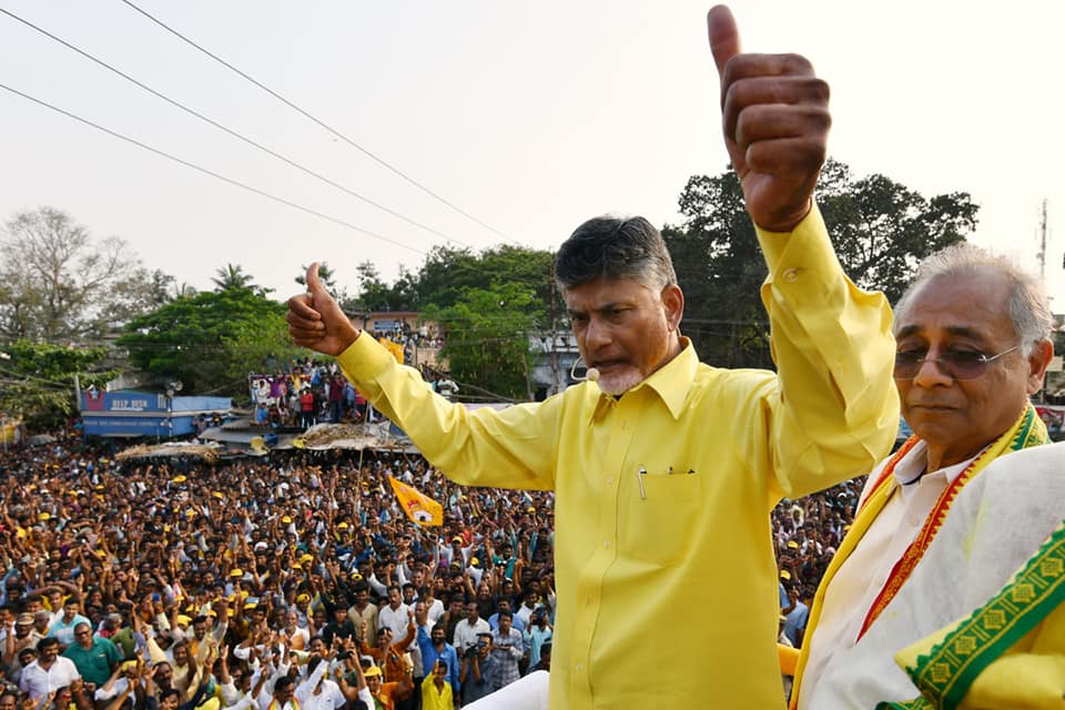 ఎన్నికల్లో గెలిస్తే ఇంటికో స్మార్ట్ ఫోన్‌ను మహిళలకు ఇస్తాము : చంద్రబాబు