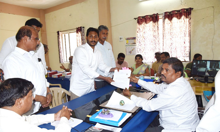 పులివెందులలో జగన్ నామినేషన్