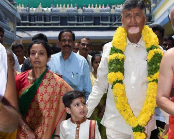 కనకదుర్గ దేవాలయంలో పూజలు నిర్వహించిన ముఖ్యమంత్రి చంద్రబాబు