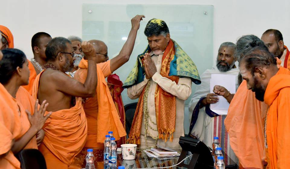 ముఖ్యమంత్రి చంద్రబాబును కలిసిన హిందు ధర్మ పరిరక్షణ ట్రస్ట్ ప్రతినిధులు పలువురు పీఠాధిపతులు