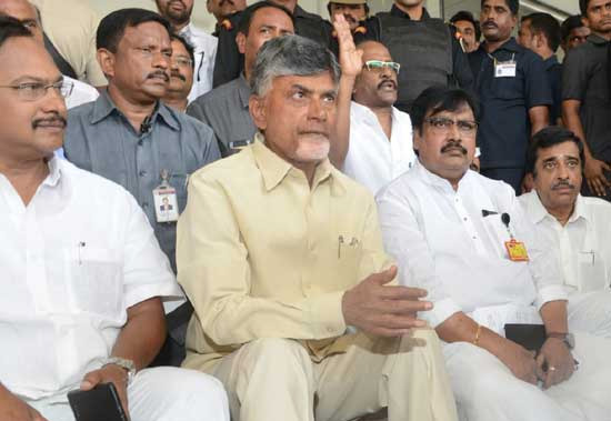 సీఎం చంద్రబాబు నిరసన