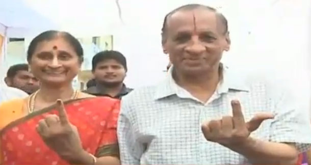 ఓటు హక్కు వినియోగించుకున్న గవర్నర్ దంపతులు