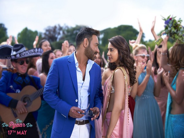 50 ఏళ్ల వ్యక్తితో రకుల్ రొమాన్స్