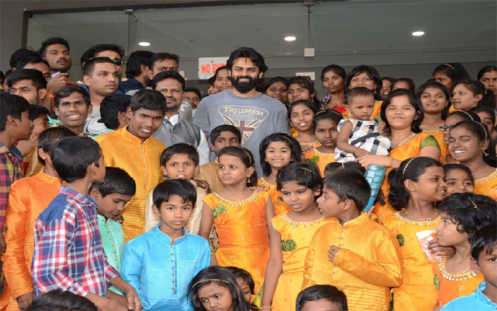 అనాధ పిల్లల కోసం అవెంజర్ షో