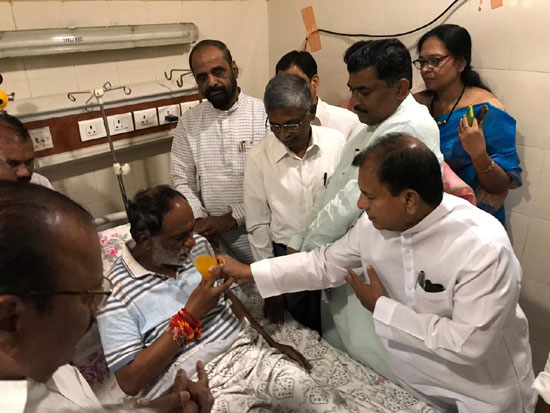 దీక్ష విరమించిన లక్ష్మణ్..