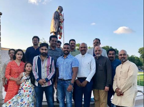 డాలస్ లో ఉన్న గాంధీ విగ్రహాన్ని సందర్శించిన సినీ ప్రముఖులు