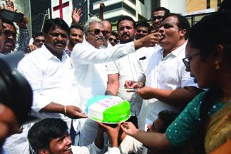 లోటస్ పాండ్ వద్ద వైకాపా విజయోత్సవాలు