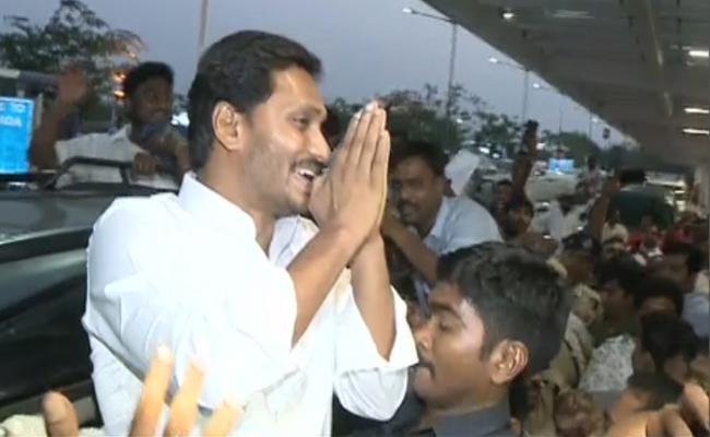 వైఎస్‌ జగన్‌ నివాసం వద్ద సందడి