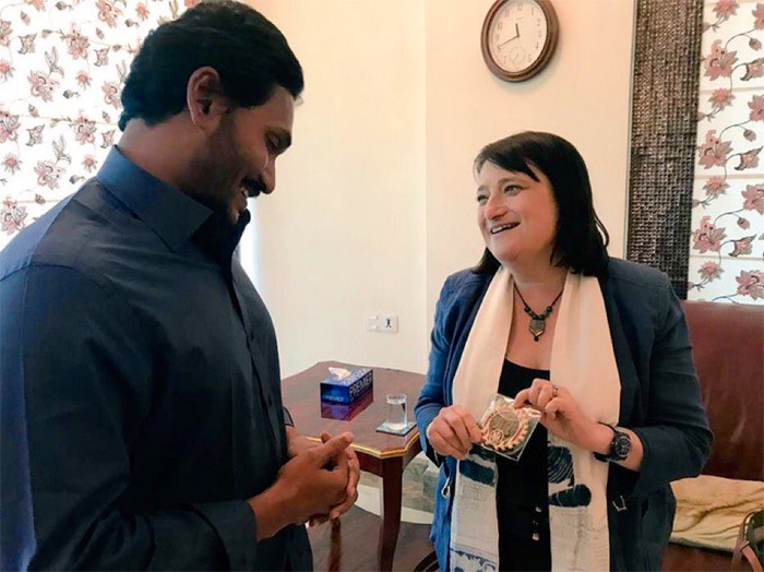 వైఎస్‌ జగన్‌కు అమెరికా కాన్సులేట్‌ అభినందనలు