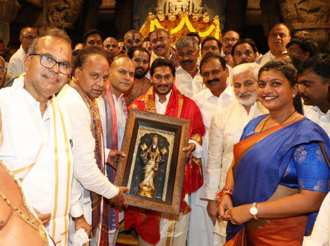 తిరుమల శ్రీవారిని దర్శించుకున్న వైఎస్ జగన్