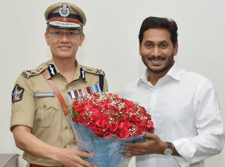 సీఎం వైయస్ జగన్‌ను కలిసిన డీజీపీ సవాంగ్‌..