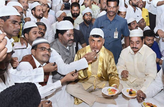 ఇఫ్తార్ విందులో చంద్రబాబు