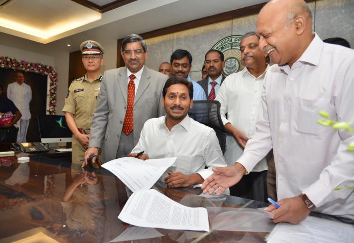 సీఎం వైఎస్ జగన్ కు ఘన స్వాగతం