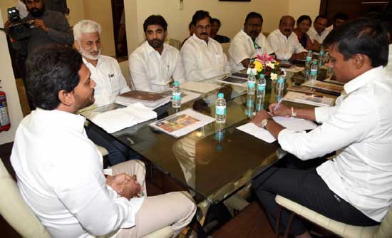 వైసీపీ పార్లమెంటరీ సమావేశం ప్రారంభం