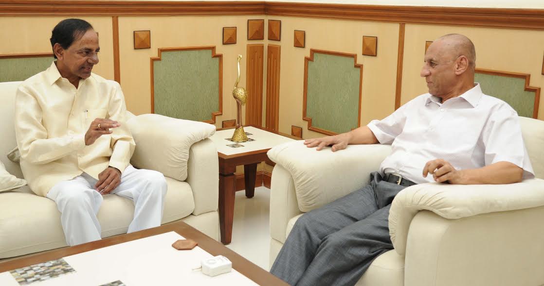 గవర్నర్‌కు సీఎం కేసీఆర్‌ ఆహ్వానం