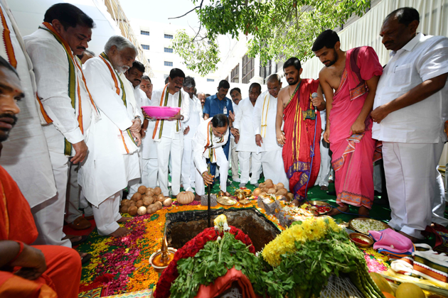 కొత్త అసెంబ్లీకి, సచివాలయానికి సీఎం కేసీఆర్‌ శంకుస్థాపన