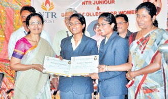 జీవితంలో గెలుపు ఓటములు సహజం : భువనేశ్వరి