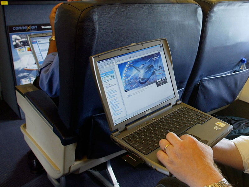 విమానాల్లో ల్యాప్ టాప్ లు నిషేధం : అమెరికా