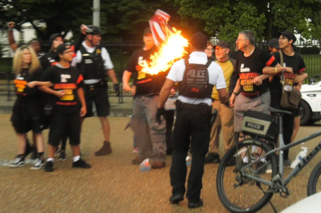 వైట్‌హౌస్‌ ముందు ట్రంప్‌ వ్యతిరేకుల నిరసన