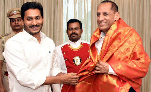 గవర్నర్‌తో సీఎం వైఎస్‌ జగన్‌ భేటీ