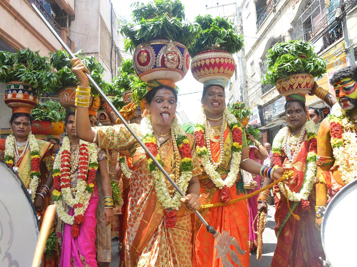 దుర్గమ్మకు బంగారు బోనం