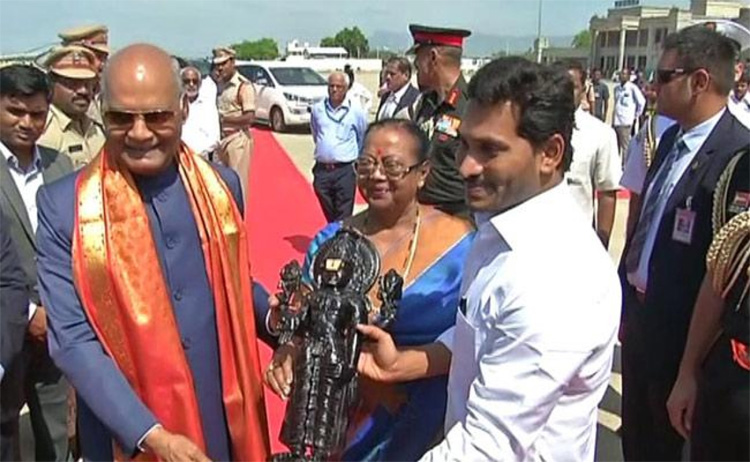 రాష్ట్రపతి కి సీఎం వీడ్కోలు