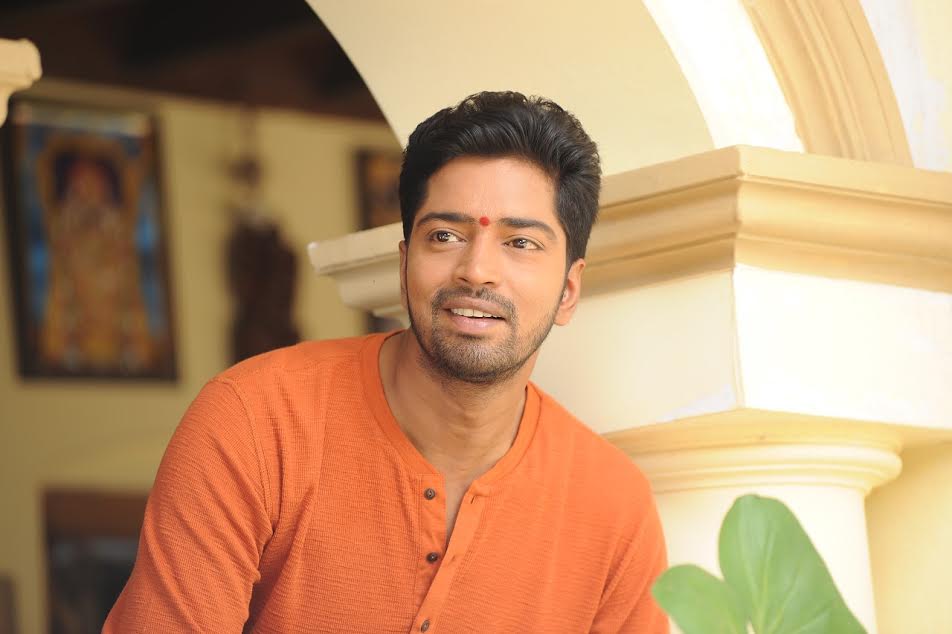 శరవేగంగా ముస్తాబవుతున్న మేడమీద అబ్బాయి