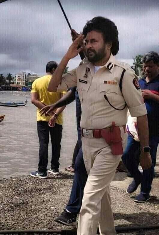 దర్బార్‌లో సూపర్‌స్టార్‌  లుక్‌