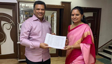 కవితను కలిసిన ఎన్నారై కోఆర్డినేటర్ మహేశ్ బిగాల కవితను కలిసిన ఎన్నారై కోఆర్డినేటర్ మహేశ్ బిగాల