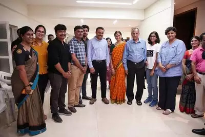 ఓ బేబీకి గవర్నర్‌ అభినందనలు