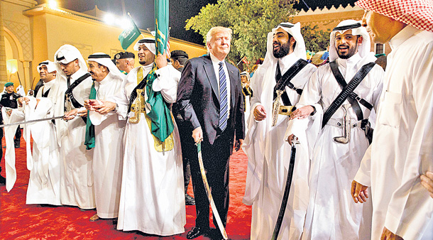 సౌదీ టూరులో డొనాల్డ్‌ ట్రంప్ క‌త్తి డ్యాన్స్‌