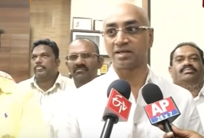 రాజధానిపై ప్రభుత్వం సృష్టత ఇవ్వాలి :  గల్లా