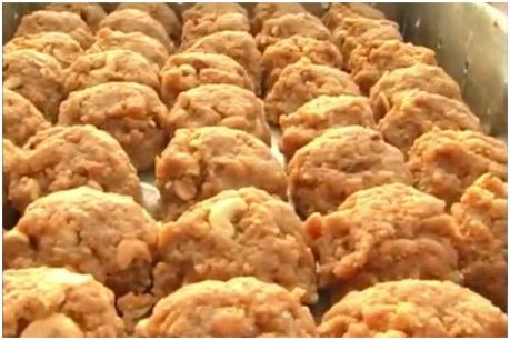 జూట్ బ్యాగ్ లో శ్రీవారి లడ్డూల పంపిణీ