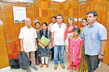 అనాథను దత్తత తీసుకున్న ఫ్రాన్స్‌ దంపతులు