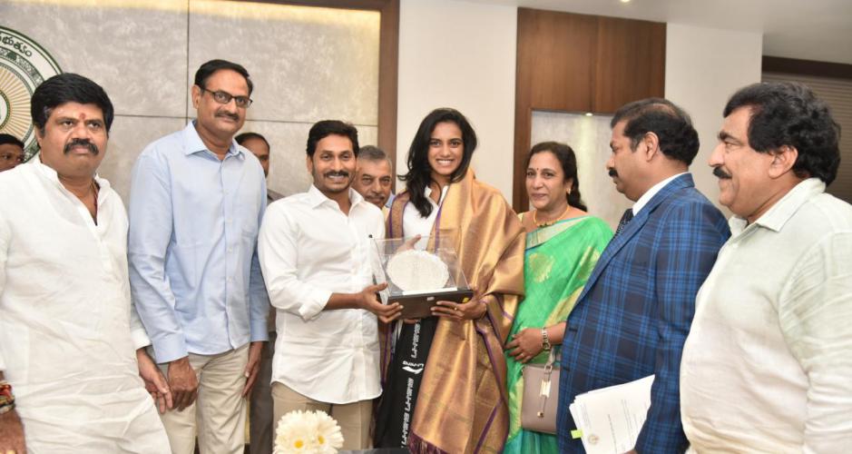 సీఎం వైఎస్ జగన్ ను కలిసిన పివి సింధు