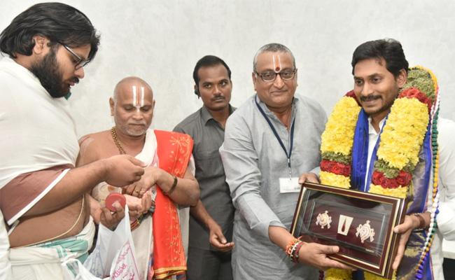 సీఎం జగన్‌ను కలిసిన పృథ్వీరాజ్‌