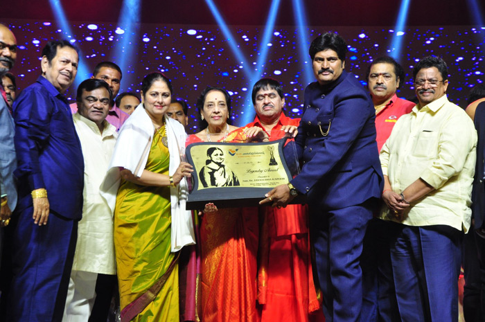 40 ఏళ్ళ తర్వాత ఇద్దరం ఒకే వేదిక పైన అవార్డులు  తీసుకోవడం చాలా ఆనందం విబి ఎంటర్టైన్మెంట్స్ వెండితెర అవార్డుల్లో – జయసుధ