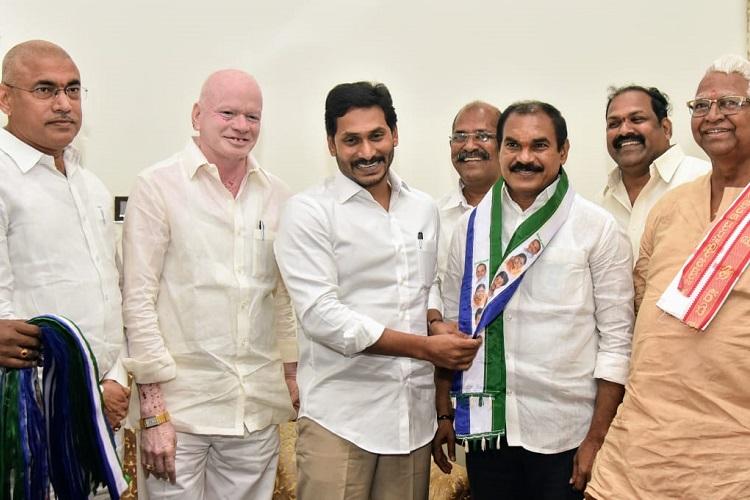 వైసీపీలోకి తోట త్రిమూర్తులు