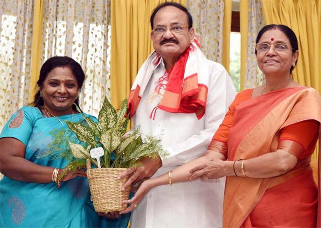 ఉపరాష్ట్రపతితో గవర్నర్ తమిళిసై భేటీ ఉపరాష్ట్రపతితో గవర్నర్ తమిళిసై భేటీ