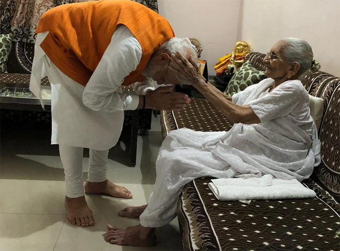 తల్లి ఆశ్వీరాదం తీసుకున్న ప్రధాని మోదీ